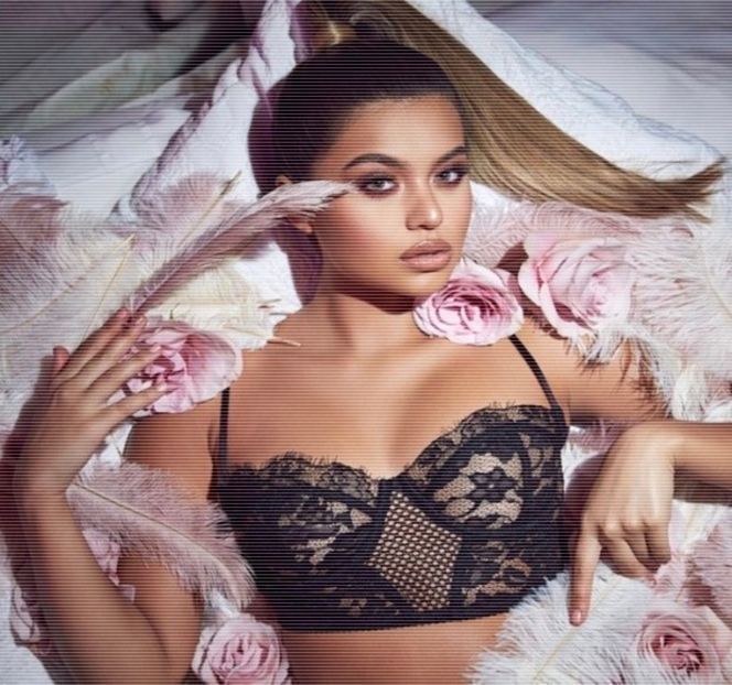 — din același loc. “5 minute?” Persistă pe același subiect prin rostirea acelui cuvânt, - 04 Catching stardust in the light