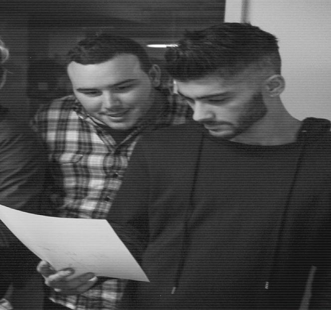 — asupra obiectului vicios aflat între degetele individei al cărei nume încă nu îl cunoștea. - 04 Catching stardust in the light