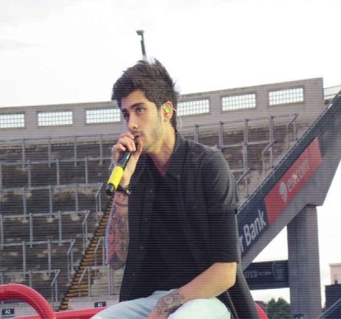 — astfel până ce, prin intermediul degetului mare și celui arătător sustrage obiectul vicios dintre - 04 Catching stardust in the light