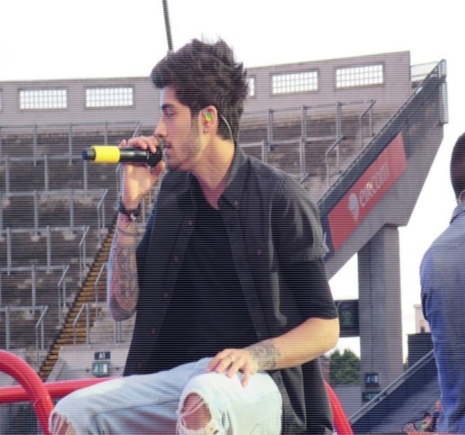 — eliberând fumul des, gri, în direcția chipului ei. Deși pe moment privește în jos spre acea - 04 Catching stardust in the light