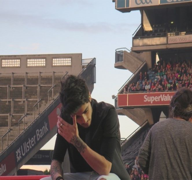 — exagera prin vorbe, curios fiind de finalitatea momentului; dat fiind și faptul că se anunța o - 04 Catching stardust in the light