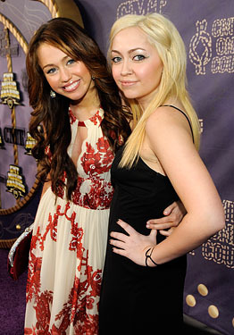 0413-daily-gallery4 - Miley Cyrus cu surorile ei Noah si Brandi