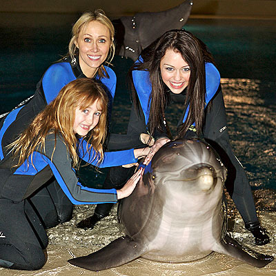 22100_mileysmomsisterandmileyanddolphin - Miley Cyrus cu surorile ei Noah si Brandi