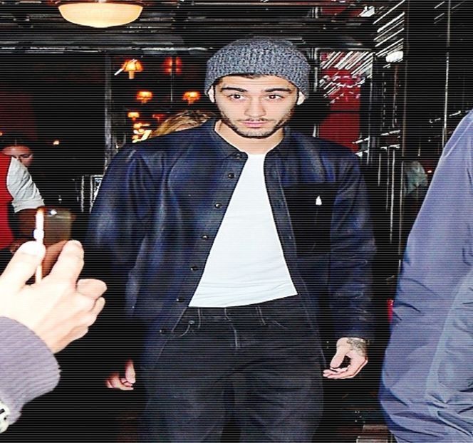 — Individa dispare cu ușurință din aria lui vizuală, el unul rămânând în mod inconștient în - 04 Catching stardust in the light