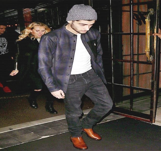 — Precedentă se afla încă acolo, în cazul în care nu ar fi fost dus de nas, iar ea ar fi dispărut cu - 04 Catching stardust in the light