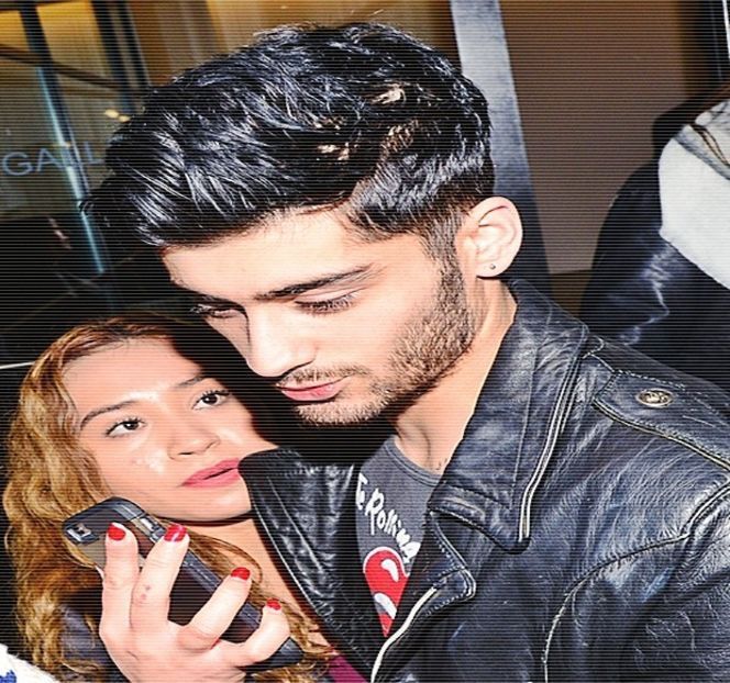 — Oglindă. În schimbul unei replici, închide cu grijă ușa în urma lui, iar cu pași lenți se - 04 Catching stardust in the light