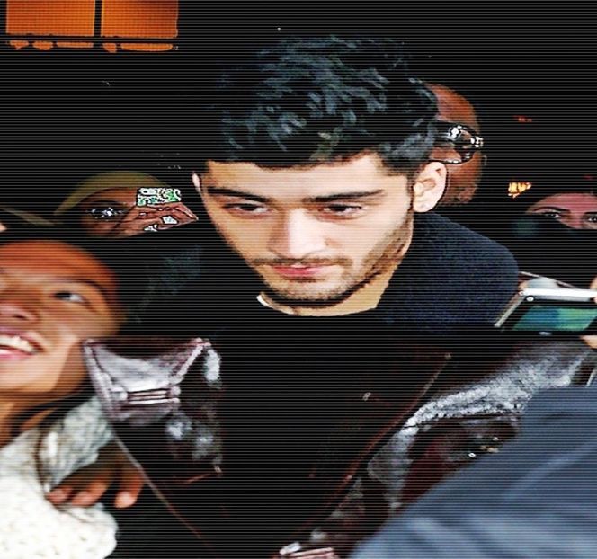 — Pașii îi continuă în aceeași direcție fără ca măcar să rupă contactul care se petrecea în - 04 Catching stardust in the light