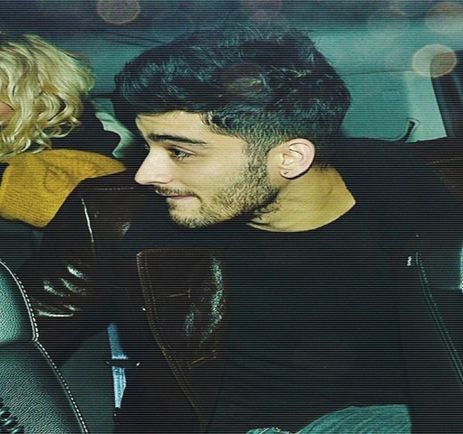 — Imensa oglindă dinaintea amândurora. Pe moment însă, privirea lui coboară asupra - 04 Catching stardust in the light