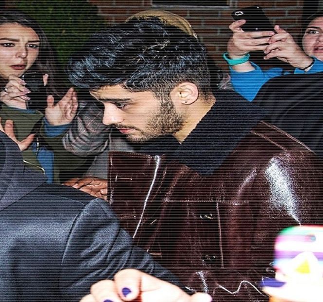 — Buzele-i reușesc performanța de a ajunge în dreptul urechii ei, pentru moment, limba și-o - 04 Catching stardust in the light