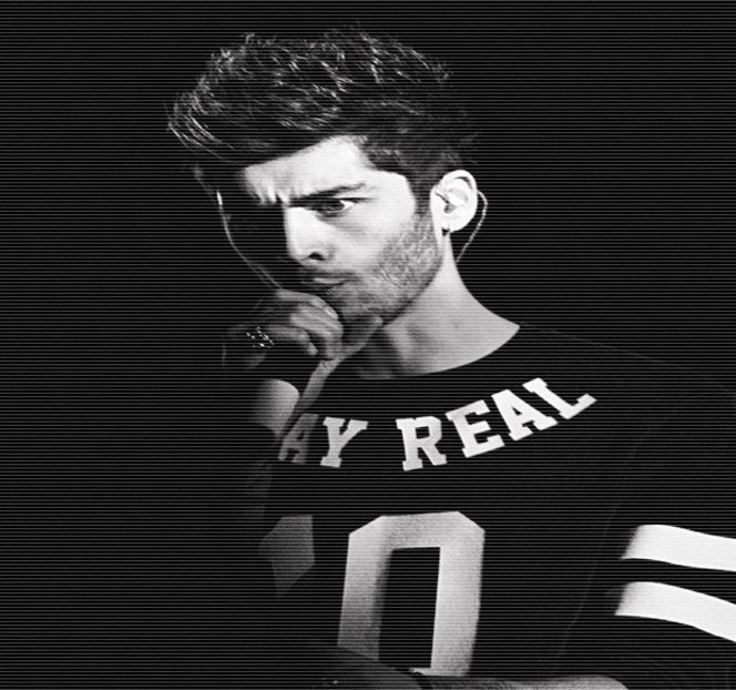 — o parte și de alta a taliei ei. Buzele i se îndepărtează una de cealaltă cu intenția clară de a-i - 04 Catching stardust in the light