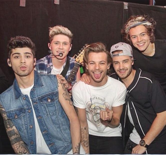 — ei jucăușe, dăunătoare în mare parte. Desigur, nu suferea sub nicio formă de o frică tipică, - 04 Catching stardust in the light