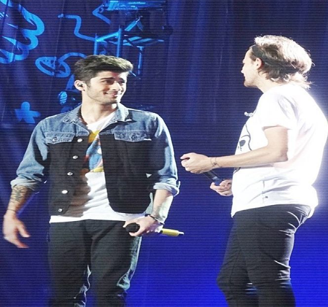 — aduce spre zona frontală, plimbându-și-l de sus în jos peste buza ei inferioară. “Puțin - 04 Catching stardust in the light