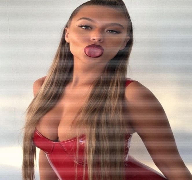 — Ar fi putut-o manifesta pentru a scăpa cu brio din penibil. Buzele i se între-deschid în - 04 Catching stardust in the light