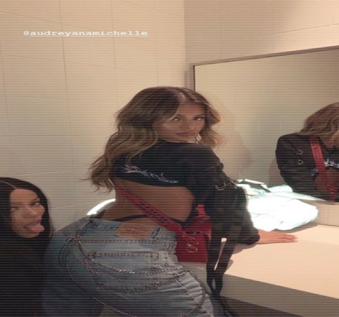 — Manierei haotice în care sărutul este înfăptuit. La finele acestuia, ochii i se deschid brusc, - 04 Catching stardust in the light