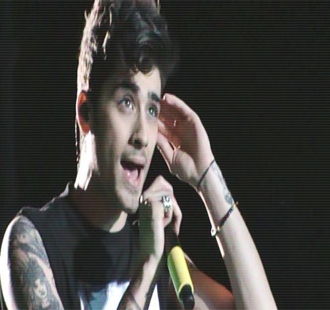 — Conștientizând că se afla deja în interiorul dormitorului chiar după trecerea pragului, într-un - 04 Catching stardust in the light