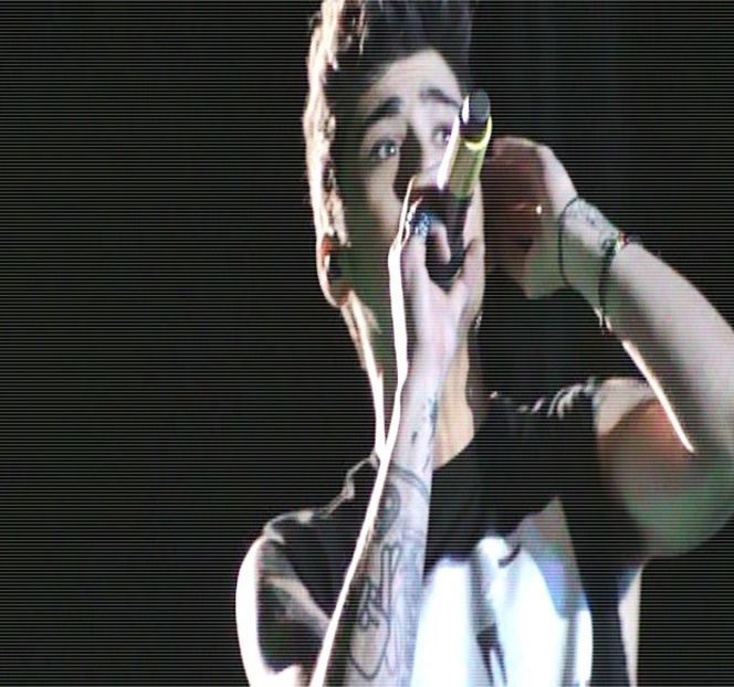 — îi sunt preluate într-un sărut, imediat ce distanța dintre corpurile lor dispare. Din pur - 04 Catching stardust in the light