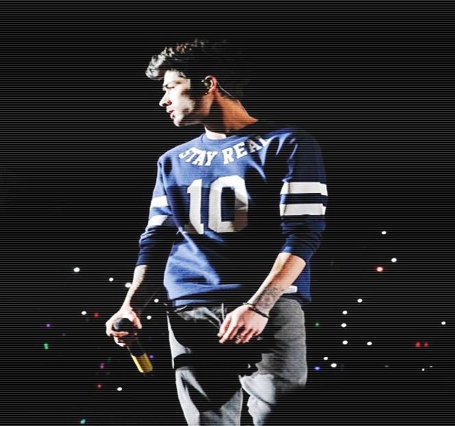 — saltelei patului. Dornic îi privește acesteia fiecare mișcare, până ce apetisanta bucățică - 04 Catching stardust in the light