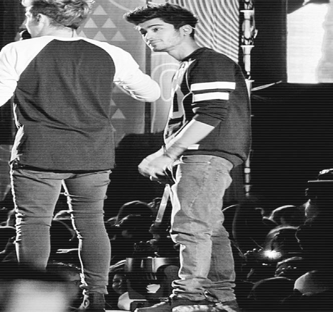 — “Bring it, sexy,” rostește în apropierea buzelor ei printr-un rânjet afectat și cu toate că i-ar - 04 Catching stardust in the light