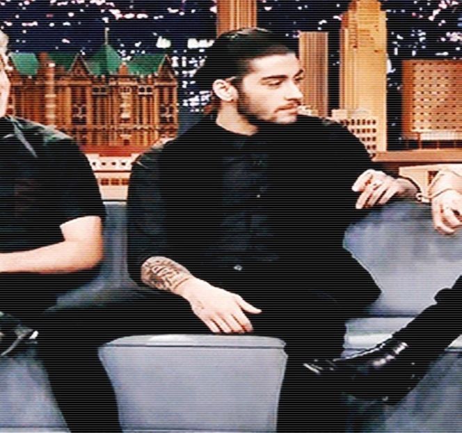 — suspendându-și trunchiul prin intermediul antebrațelor, însă privirea lui era acum de - 04 Catching stardust in the light