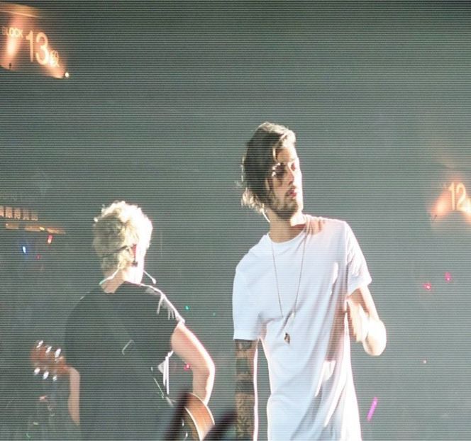 — șatenei, ca ulterior să formeze același contact. Maxilarul în mod instinctiv i se încordează iar - 04 Catching stardust in the light