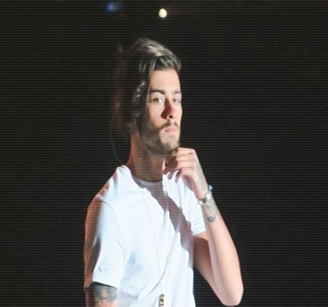 — la același nivel. Când privirile li se întâlnesc, pe moment își rezervă câteva secunde în scopul - 04 Catching stardust in the light