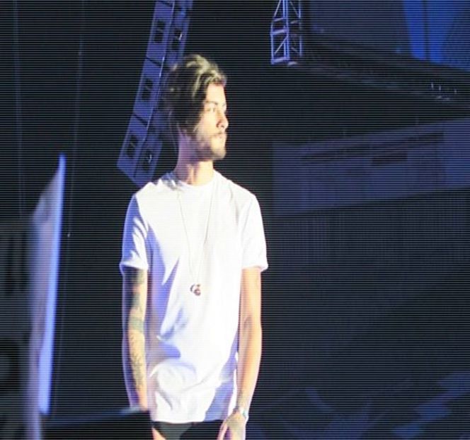 — tot mai evidentă, până ce, șoptește: “I’ll consider kissing you right now.” din dorința de - 04 Catching stardust in the light