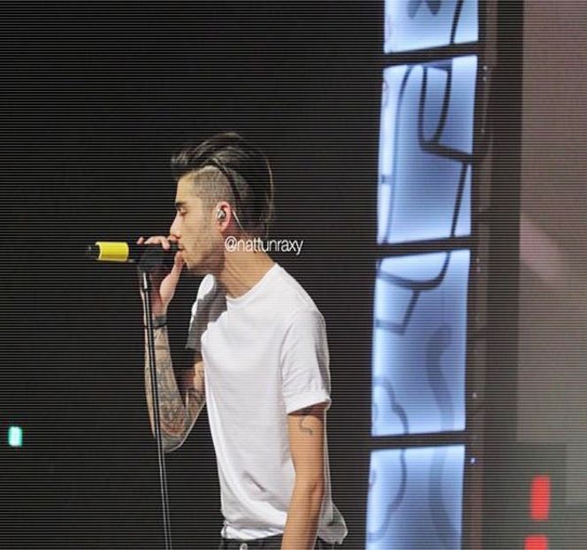 — Reacția provenită la scurt timp din partea ei îi intensifică fiecare stare acumulată, motiv - 04 Catching stardust in the light