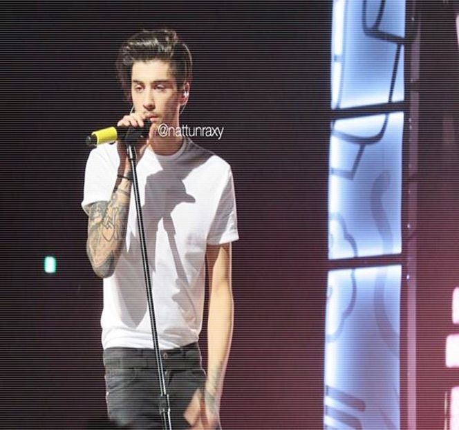 — degetele începe să și le miște în formă circulată peste materialul chiloților, fiind - 04 Catching stardust in the light