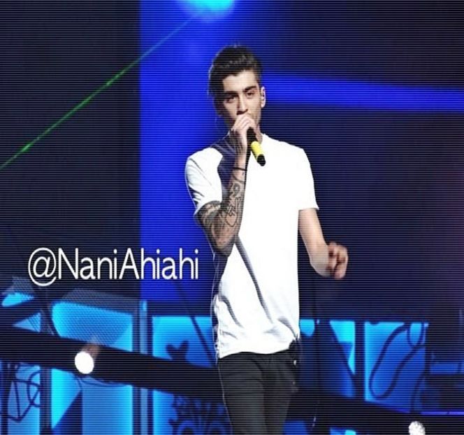 — sărutului se produce iar privirile li se întâlnesc. În ciuda mișcării pe care două dintre degetele - 04 Catching stardust in the light