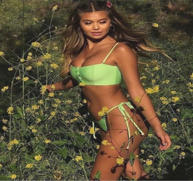 — Încetul cu încetul devine din ce în ce mai umedă, dobândind de altfel o dorinţă arzătoare. - 04 Catching stardust in the light