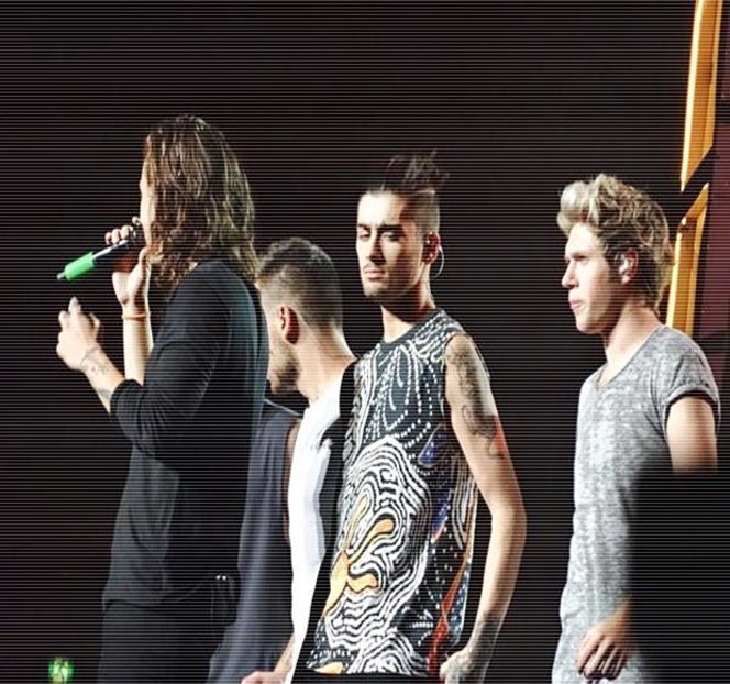 — Anumite răspunsuri îi străbăteau mintea, însă ceea ce îi produce o licărire imediată se - 04 Catching stardust in the light