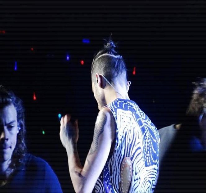 — Desfășurat chiar în clipa în care chipul și-l apleacă spre al ei. Buzele i le prinde într-un - 04 Catching stardust in the light