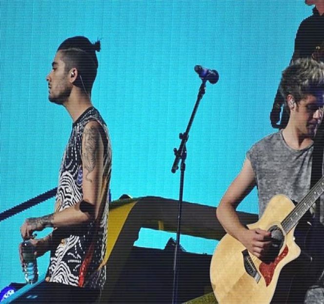 — La scurt timp distanță, reușește să-și atașeze propriului membru respectivul prezervativ, - 04 Catching stardust in the light