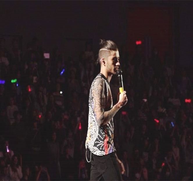 — Privirii asupra buzelor ei, imediat ce întâlnește geamătul acesteia. “You’re so impatient, - 04 Catching stardust in the light