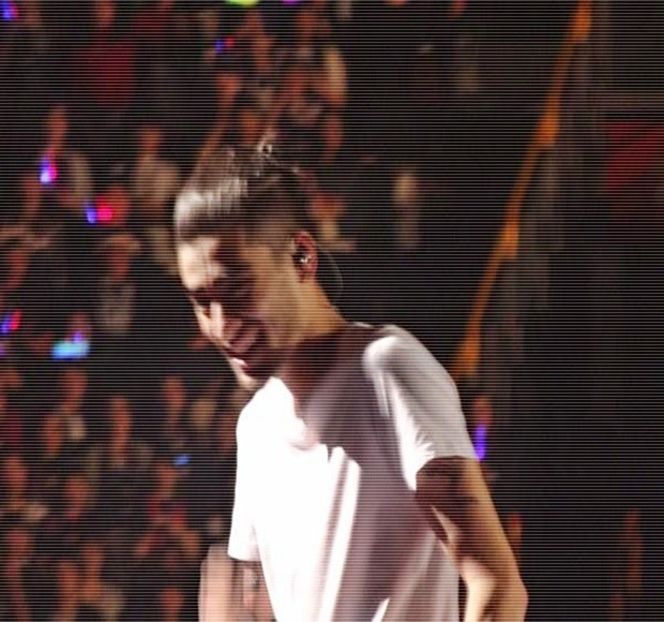 — Peste zone ale sânului ei, urmând ba chiar să contureze cercul din zona sfârcului, înainte de - 04 Catching stardust in the light