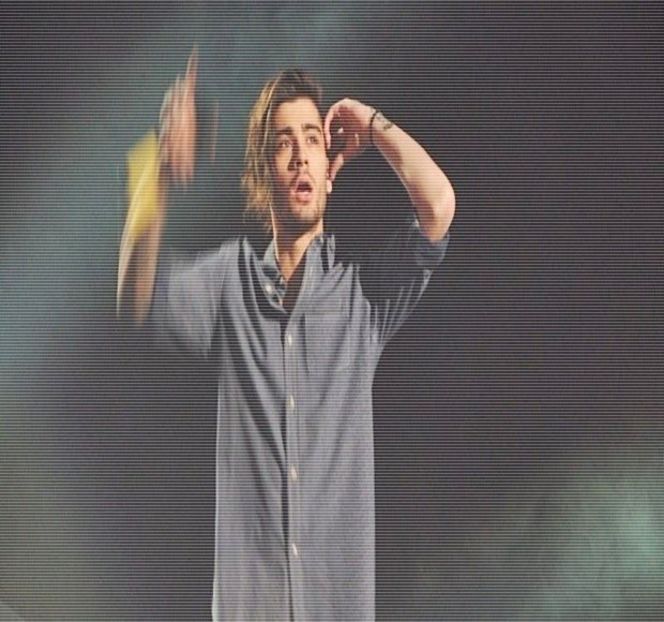 — Dintre palme și-o strecoară printre corpurile amândurora, intenționând a-și prinde astfel - 04 Catching stardust in the light