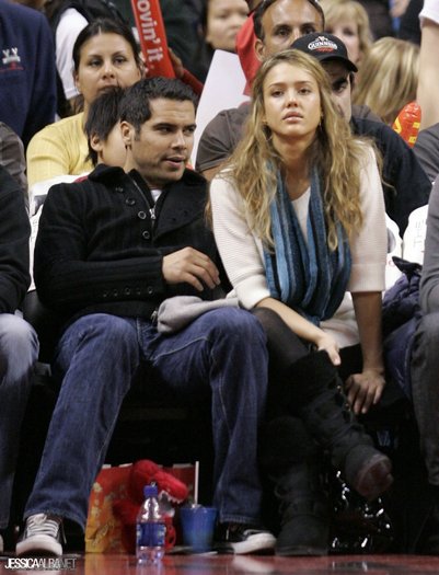 01yhg - jessica alba candids