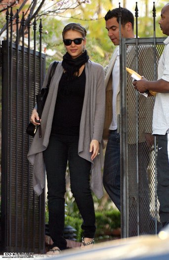 03sfd - jessica alba candids