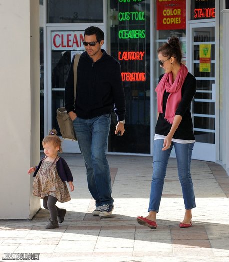 004gfxcsd - jessica alba candids