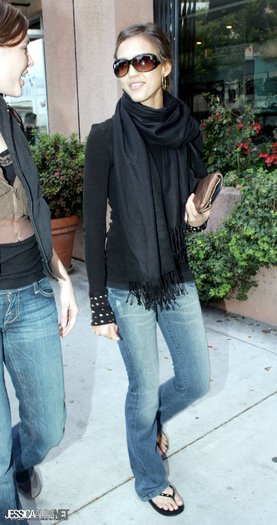 07bv - jessica alba candids