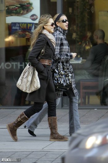 07fghbv - jessica alba candids