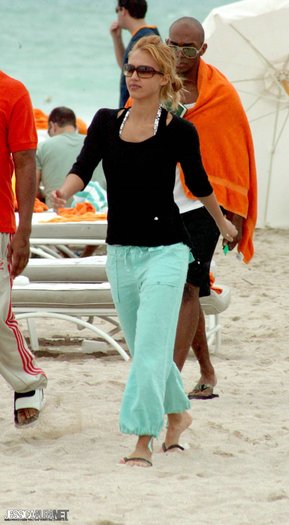 08sdazxc - jessica alba candids