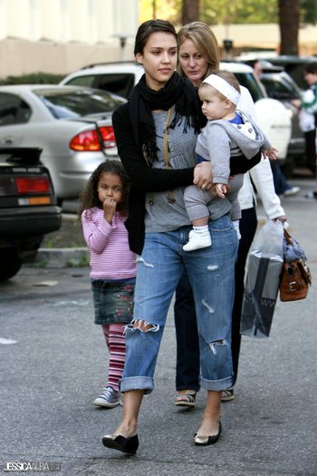 010gfhv - jessica alba candids