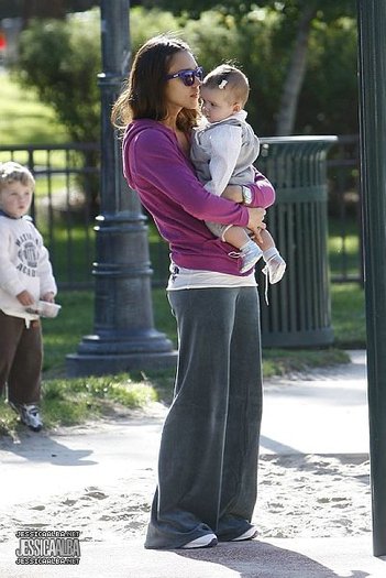 011dsfcxv - jessica alba candids
