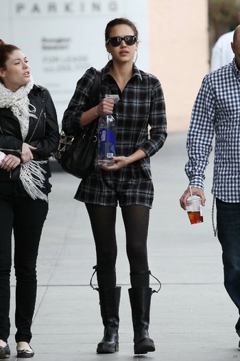 011dsfsdf - jessica alba candids