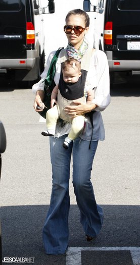 011fdgcb - jessica alba candids