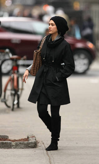 018dfgcbv - jessica alba candids