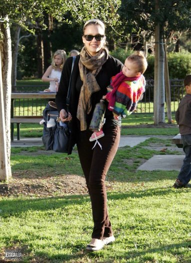 019dsfdf - jessica alba candids