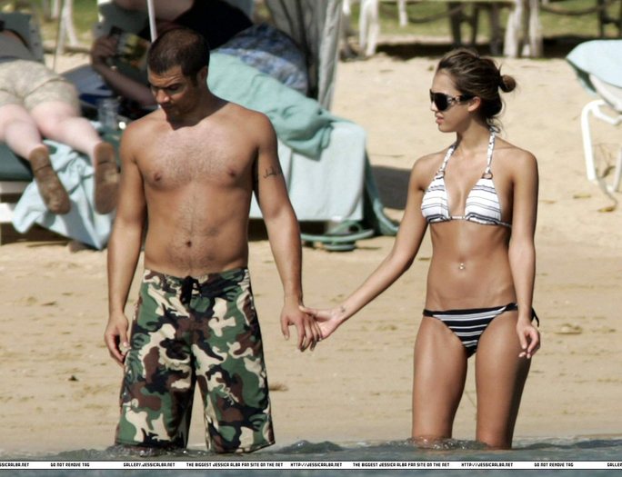 26fgh - jessica alba candids