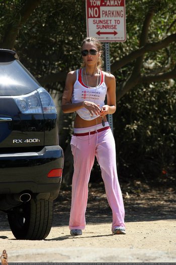 30aug003fdgfdg - jessica alba candids